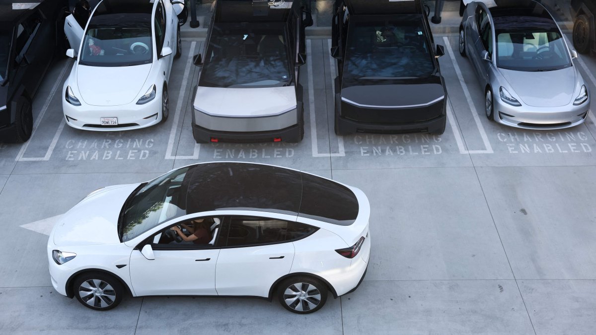 Tesla electric vehicles, including the Cybertruck, charge at stations during the opening of the Tesla Diner, Los Angeles, U.S., July 21, 2025. (AFP Photo)
