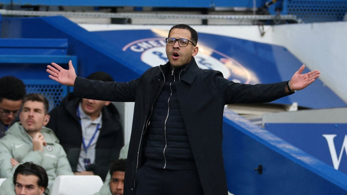 Chelsea manager Liam Rosenior reacts during a match, London, U.K., Jan. 17, 2026. (Reuters Photo)