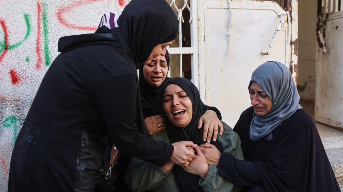 Amnaa al-Abed (C) mourns during the funeral of her sons, Salah and Abdullah, killed in an Israeli airstrike the previous night, at al-Shifa Hospital in Gaza City, Palestine, April 23, 2026. (AFP Photo)