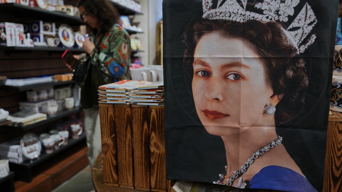 Tea towel with photo of late Queen Elizabeth II is on display for sale at a souvenirs shop in London, U.K., April 17, 2026. (AP Photo)