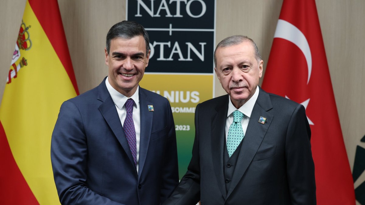 President Recep Tayyip Erdoğan and Spanish Prime Minister Pedro Sanchez shake hands as they meet on the sidelines of the NATO leaders’ summit, Vilnius, Lithuania, July 12, 2023. (AA Photo)