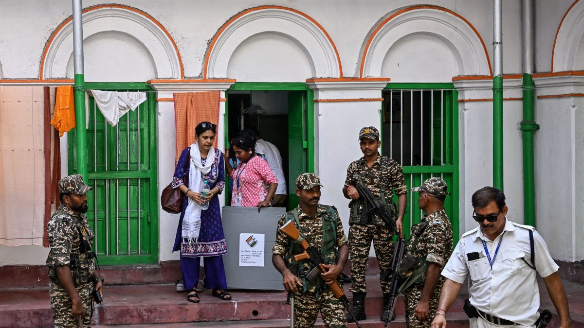 Security personnel and polling officials leave the home of an elderly voter after collecting their ballot through the home-voting process during the West Bengal Legislative Assembly elections in Kolkata, April 23, 2026. (AFP Photo)
