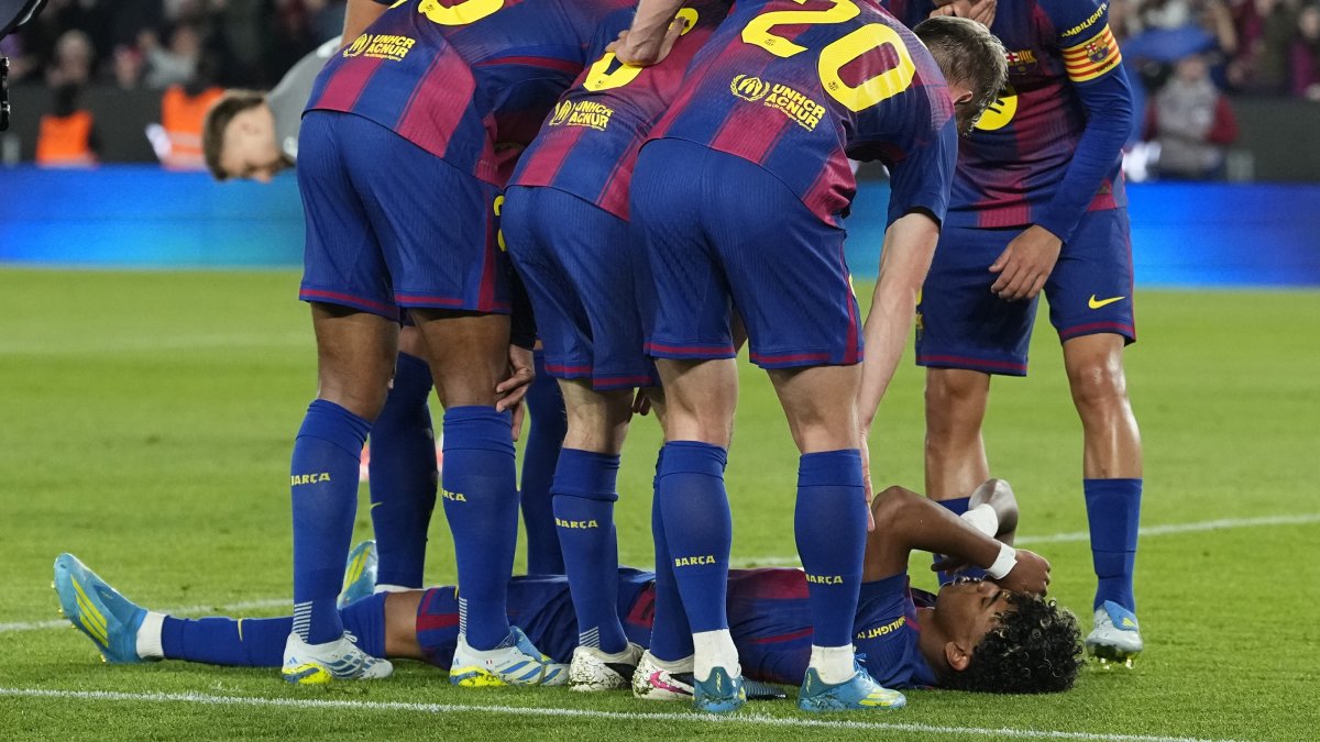 FC Barcelona's Lamine Yamal is surrounded by his teammates after sustaining an injury during the Spanish La Liga match between FC Barcelona and Celta Vigo, Barcelona, Spain, April 22, 2026. (EPA Photo)