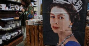 Tea towel with photo of late Queen Elizabeth II is on display for sale at a souvenirs shop in London, U.K., April 17, 2026. (AP Photo)