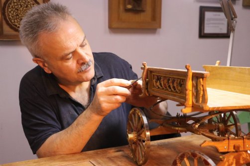 Turkish artist Pertev Aslan works on a scale model of a talika, an Ottoman-era horse-drawn carriage, Tekirdağ, Türkiye, March 8, 2026. (AA Photo)