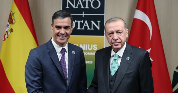 President Recep Tayyip Erdoğan and Spanish Prime Minister Pedro Sanchez shake hands as they meet on the sidelines of the NATO leaders’ summit, Vilnius, Lithuania, July 12, 2023. (AA Photo)