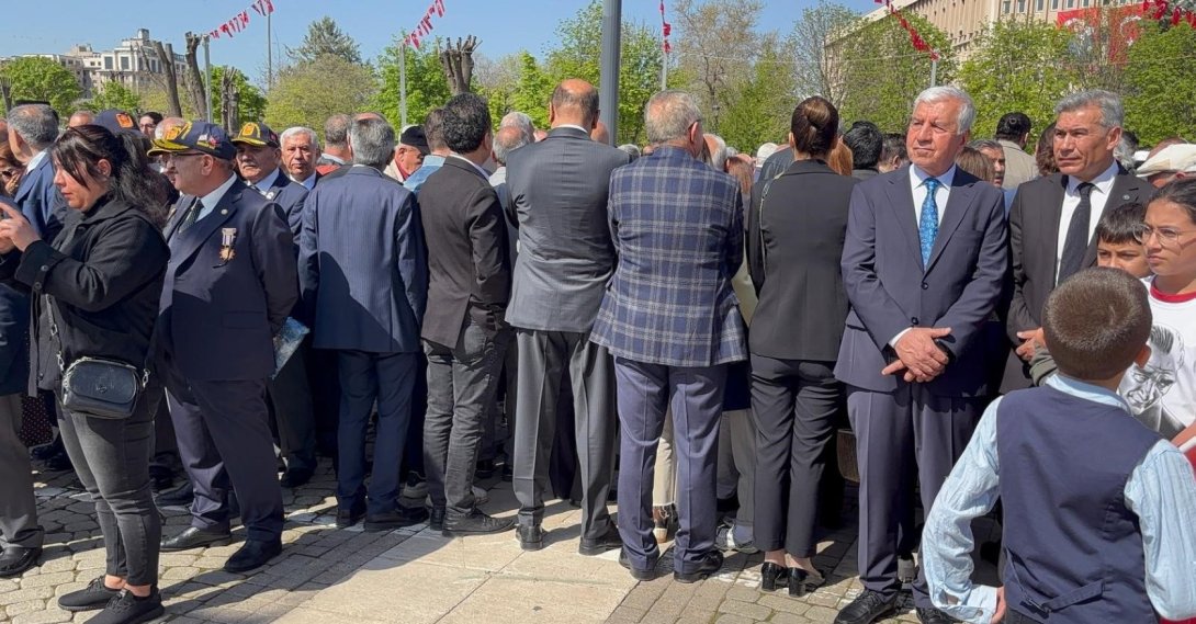 Members of the CHP turning their backs in protest during the celebrations, Gaziantep, southern Türkiye, April 23, 2026. (İHA Photo)