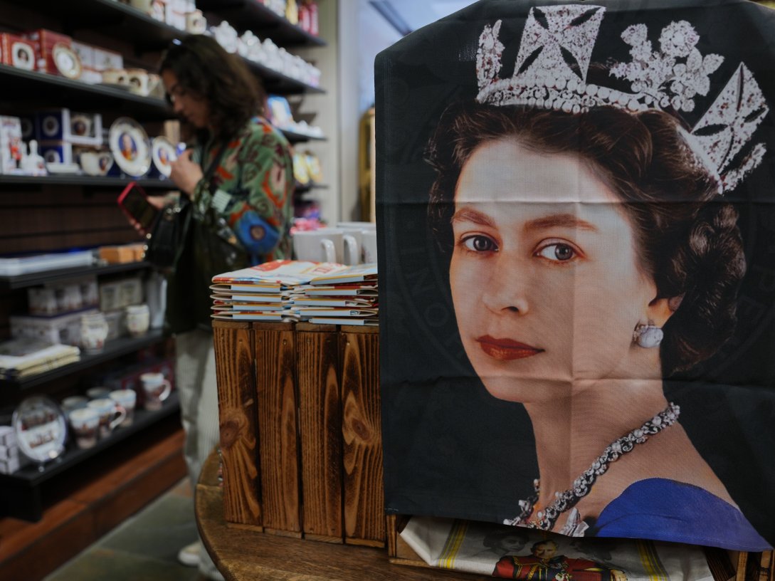 Tea towel with photo of late Queen Elizabeth II is on display for sale at a souvenirs shop in London, U.K., April 17, 2026. (AP Photo)