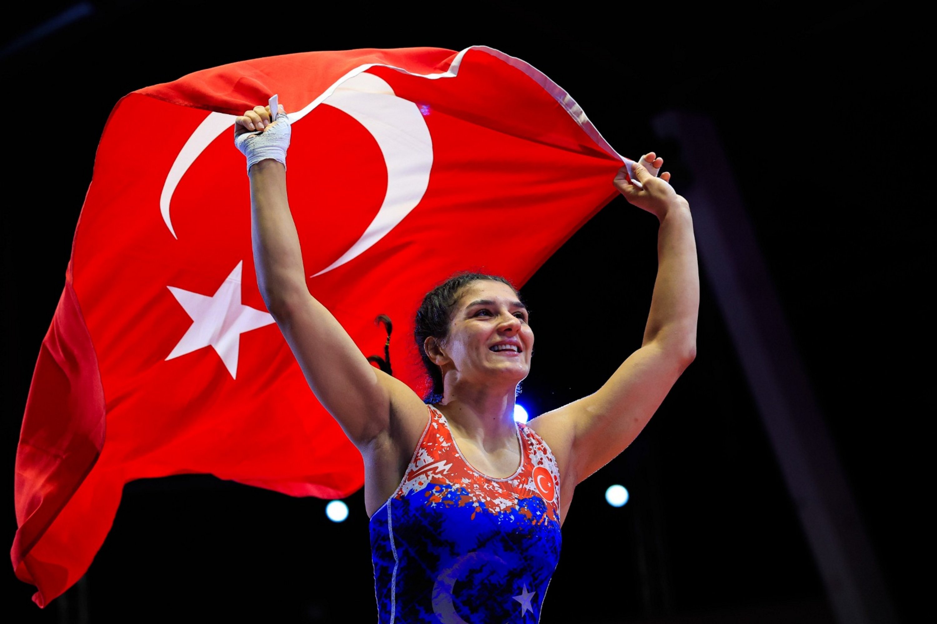 Turkish wrestler Baş wins European gold, dedicates to children