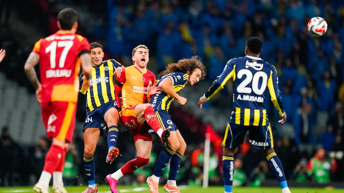 Barış Alper Yılmaz of Galatasaray challenges Matteo Guendouzi of Fenerbahçe during the Super Cup final between the rivals, Istanbul, Türkiye, Jan. 10, 2026. (Getty Images Photo)