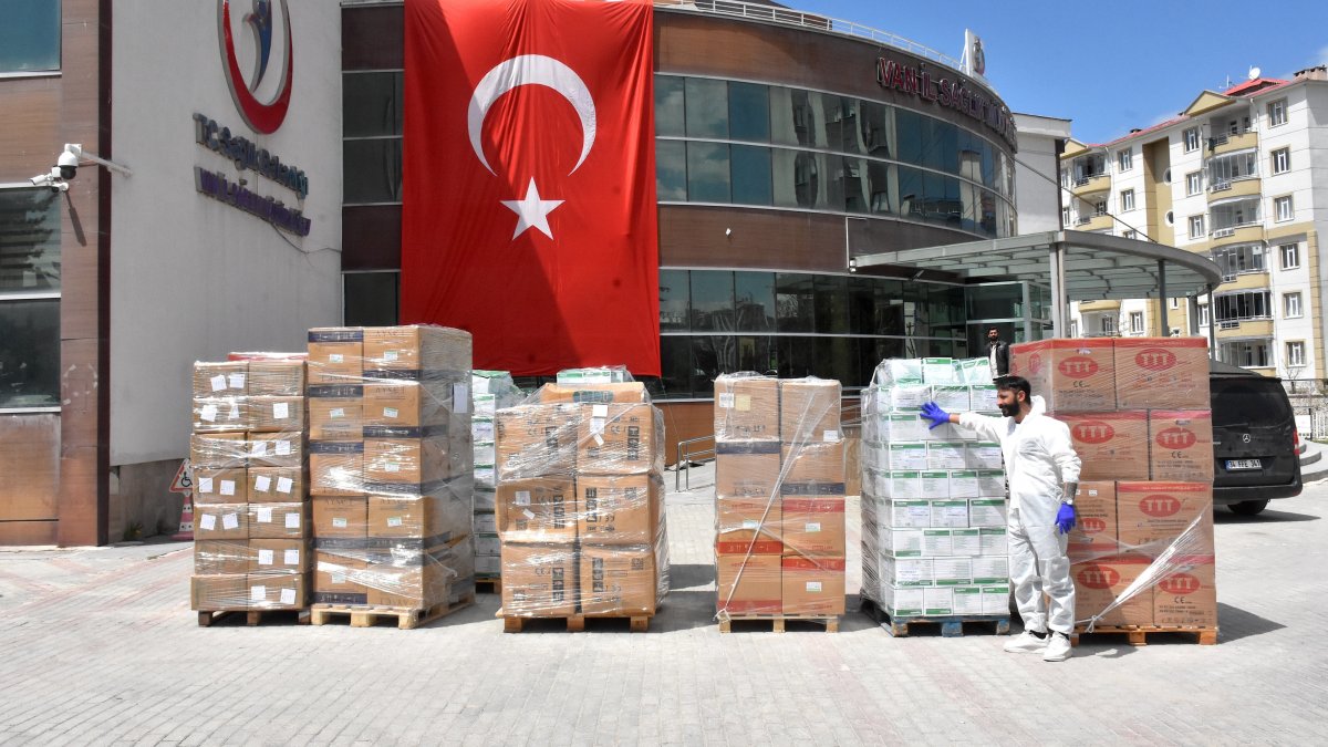 Health personnel at the Van Provincial Health Directorate prepare and load medical aid supplies, Van, Türkiye, April 23, 2026. (AA Photo) 