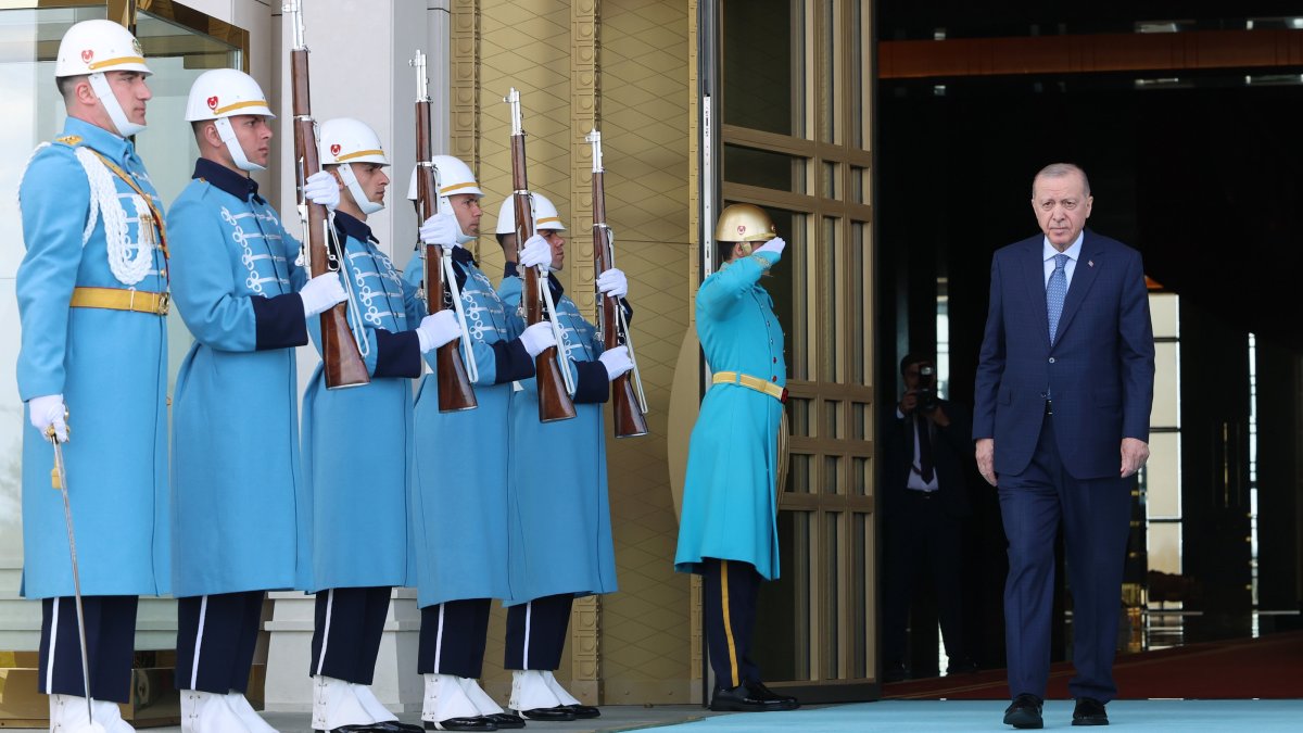President Recep Tayyip Erdoğan walks past ceremonial soldiers during a welcoming ceremony, Ankara, Türkiye, April 21, 2026. (AA Photo)