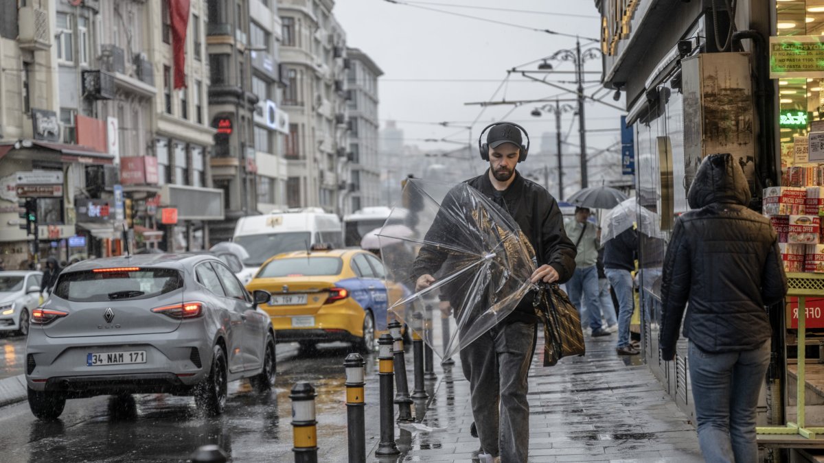 People walk through rainy streets in Istanbul while cars pass by on a wet day, Istanbul, Türkiye, April 22, 2026. (AA Photo) 