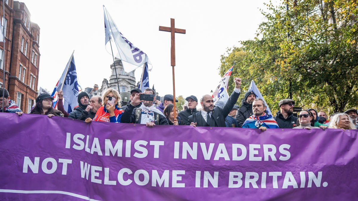 Nick Tenconi (a Mediterranean migrant himself), head of the fascist United Kingdom Independence Party (Ukip), stands behind a huge banner during a far-right rally, central London, Britain, Nov. 25, 2025. (Getty Images Photo)