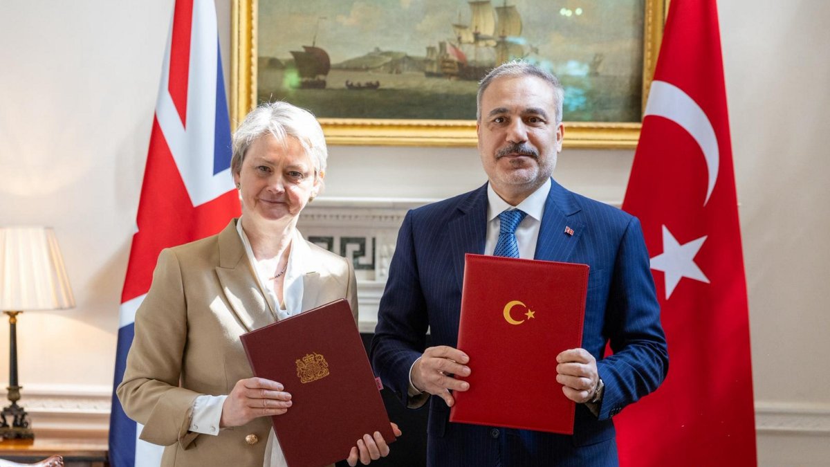 British Foreign Secretary Yvette Cooper (L) and Foreign Minister Hakan Fidan pose after signing the Strategic Partnership Framework Document, London, Britain, April 23, 2026. (AA Photo)