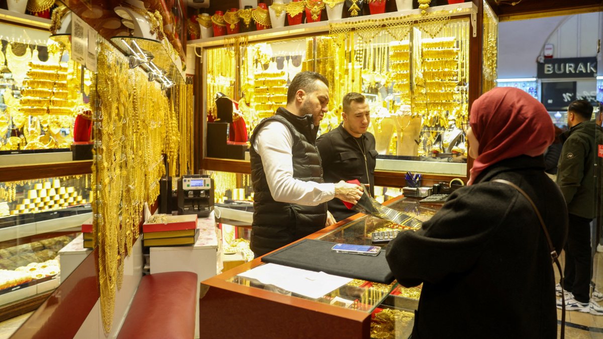 A customer shops at a jewelry shop, Istanbul, Türkiye, Feb. 25, 2026. (Reuters Photo)