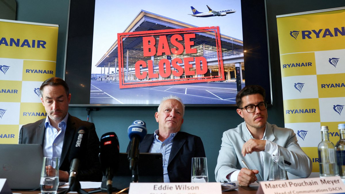 CEO of Ryanair DAC Eddie Wilson, Ryanair CCO Jason McGuinness and Ryanair Head of Communications DACH Marcel Pouchain Meyer attend a press conference, Berlin, Germany, April 24, 2026. (Reuters Photo)

