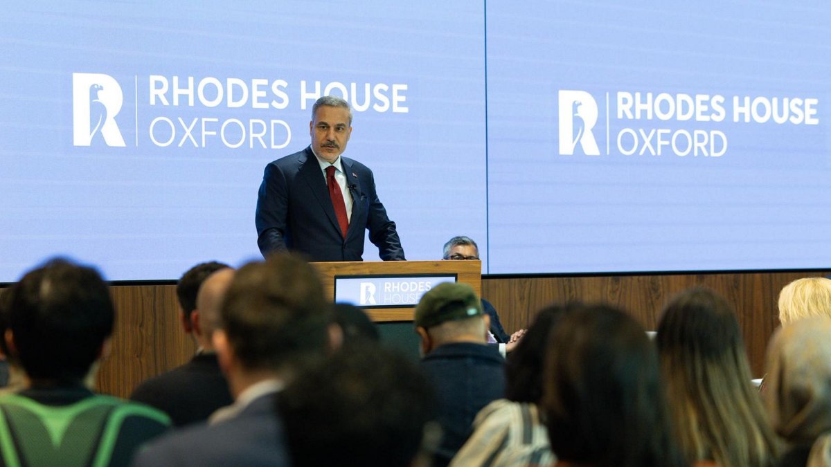 Foreign Minister Hakan Fidan speaks at Oxford University, London, U.K., Friday, April 24, 2026. (AA Photo)