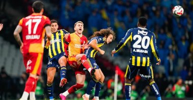 Barış Alper Yılmaz of Galatasaray challenges Matteo Guendouzi of Fenerbahçe during the Super Cup final between the rivals, Istanbul, Türkiye, Jan. 10, 2026. (Getty Images Photo)