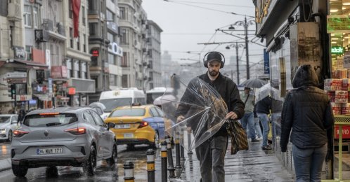 People walk through rainy streets in Istanbul while cars pass by on a wet day, Istanbul, Türkiye, April 22, 2026. (AA Photo) 