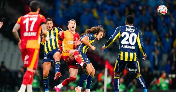 Barış Alper Yılmaz of Galatasaray challenges Matteo Guendouzi of Fenerbahçe during the Super Cup final between the rivals, Istanbul, Türkiye, Jan. 10, 2026. (Getty Images Photo)