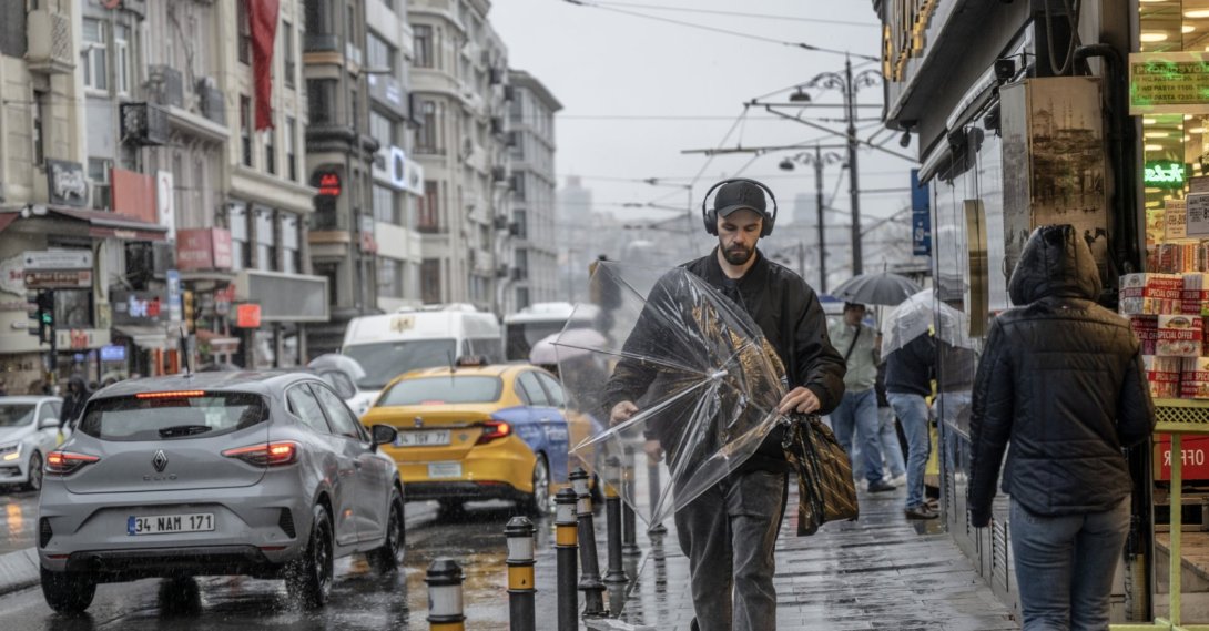 People walk through rainy streets in Istanbul while cars pass by on a wet day, Istanbul, Türkiye, April 22, 2026. (AA Photo) 
