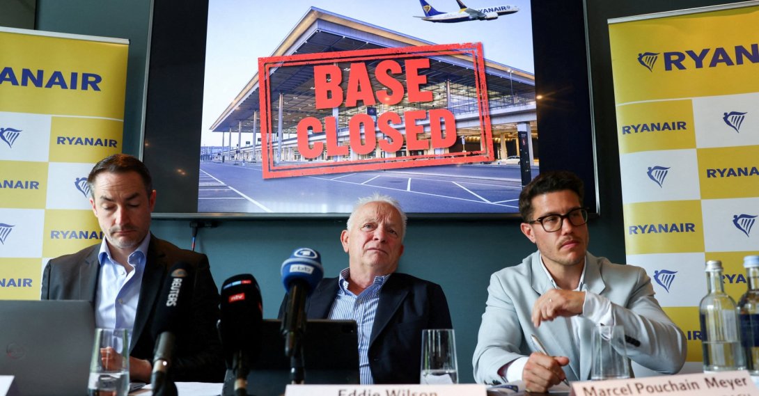 CEO of Ryanair DAC Eddie Wilson, Ryanair CCO Jason McGuinness and Ryanair Head of Communications DACH Marcel Pouchain Meyer attend a press conference, Berlin, Germany, April 24, 2026. (Reuters Photo)
