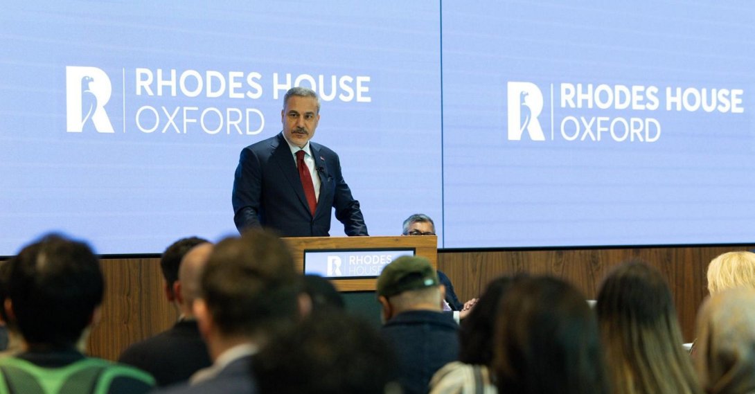 Foreign Minister Hakan Fidan speaks at Oxford University, London, U.K., Friday, April 24, 2026. (AA Photo)
