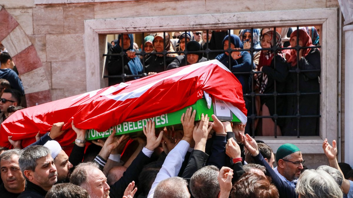 People carry the coffin of a victim of a school shooting during the funeral prayers at a mosque in Kahramanmaraş, Türkiye, April 16, 2026. (Reuters Photo)