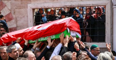 People carry the coffin of a victim of a school shooting during the funeral prayers at a mosque in Kahramanmaraş, Türkiye, April 16, 2026. (Reuters Photo)