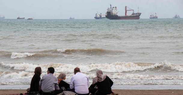 Iranians are seen at Suru Beach in Bandar Abbas along the Strait of Hormuz in this picture obtained from Iran's ISNA news agency, April 24, 2026. (AFP Photo)