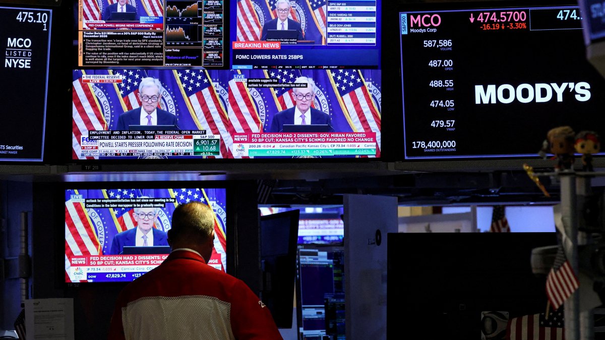 Screens broadcast a press conference by U.S. Federal Reserve Chair Jerome Powell on the floor of the New York Stock Exchange (NYSE), New York City, U.S., Oct. 29, 2025. (Reuters Photo)