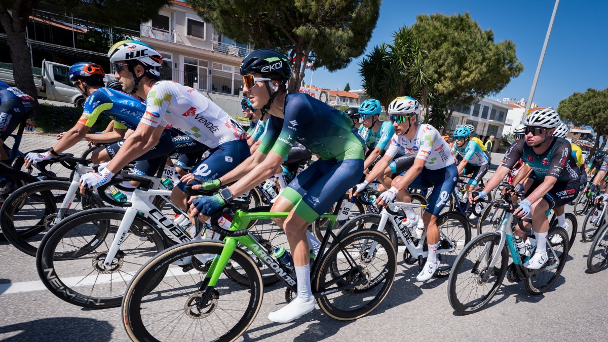 Cyclists compete in the first stage of the 61st Presidential Cycling Tour of Türkiye, a 148-kilometer route from Çesme to Selçuk, in Izmir, Turkiye, on April 26, 2026. (AA Photo)