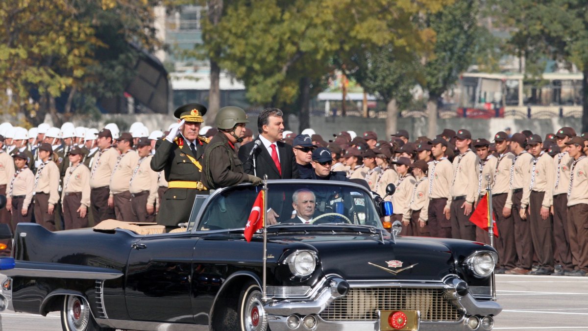 Then-President Abdullah Gül (R) and Chief of General Staff Gen. Yaşar Büyükanıt (R) attend a celebration of the republic, Ankara, Türkiye, Oct. 29, 2007. (AP Photo)