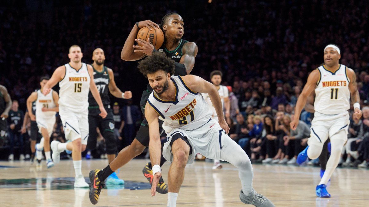 Timberwolves guard Ayo Dosunmu (C) drives to the lane as Nuggets guard Jamal Murray defends in an NBA game, Minneapolis, Minnesota, U.S., April 25, 2026. (Reuters Photo)