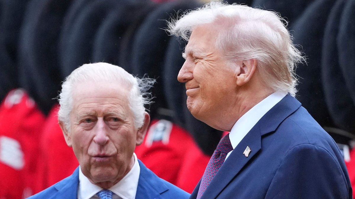 U.S. President Donald Trump (R) and Britain's King Charles III inspect a guard of honor during a ceremonial welcome during the US president's second state visit in the Quadrangle at Windsor Castle in Windsor, Britain, Sept. 17, 2025. (AFP Photo)