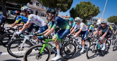 Cyclists compete in the first stage of the 61st Presidential Cycling Tour of Türkiye, a 148-kilometer route from Çesme to Selçuk, in Izmir, Turkiye, on April 26, 2026. (AA Photo)