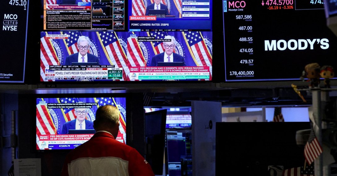 Screens broadcast a press conference by U.S. Federal Reserve Chair Jerome Powell on the floor of the New York Stock Exchange (NYSE), New York City, U.S., Oct. 29, 2025. (Reuters Photo)