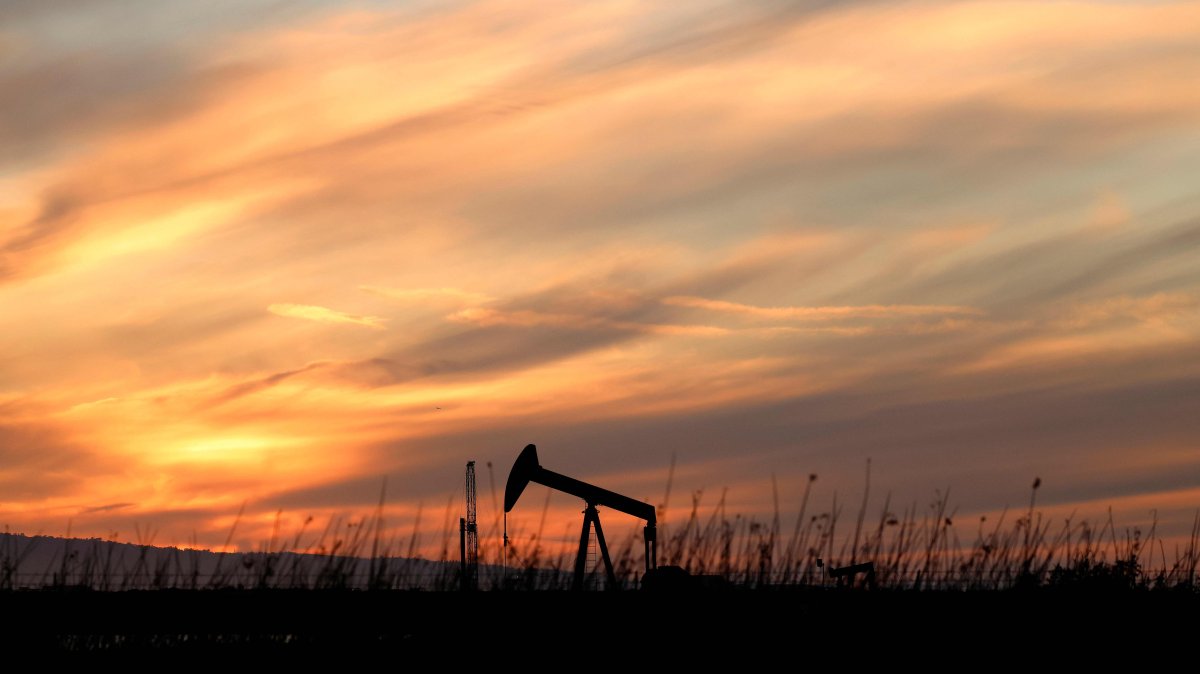  A pumpjack stands idle in the Huntington Beach oil field in Huntington Beach, California, U.S., April 23, 2026. (AFP Photo)