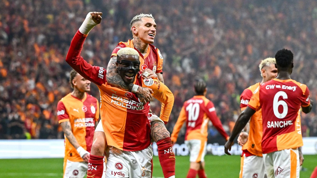 Galatasaray's Lucas Torreira (2nd L) celebrates with Victor Osimhen (L) after scoring his team's third goal during a Turkish Süper Lig match against Fenerbahçe, in Istanbul, April 26, 2026. (AFP Photo)