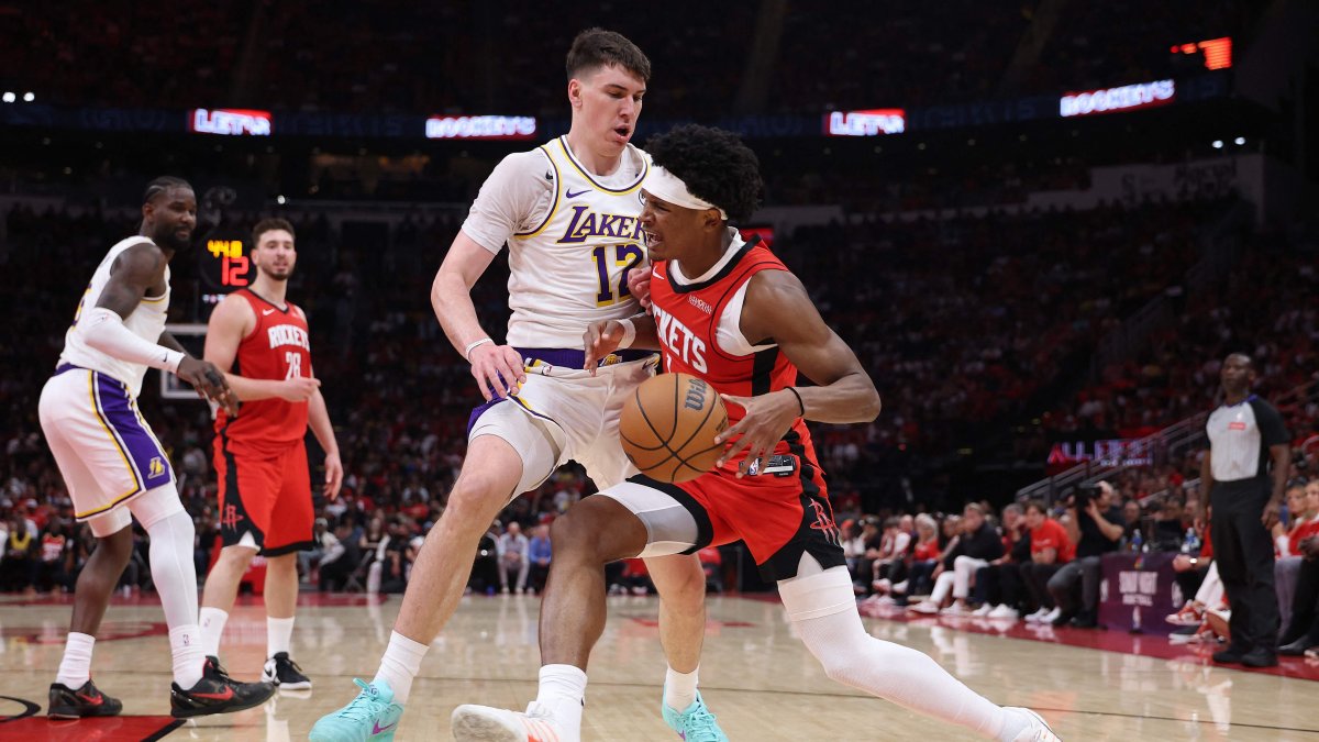 Rockets' Amen Thompson drives around Lakers' Jake LaRavia during an NBA game, in Houston, Texas, U.S., April 26, 2026. (AFP Photo)
