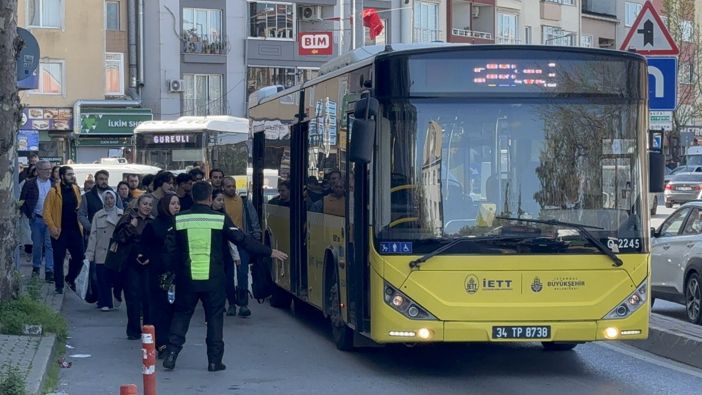 Passengers board shuttle buses amid metro disruption and long queues, Istanbul, Türkiye, April 27, 2026. (AA Photo)
