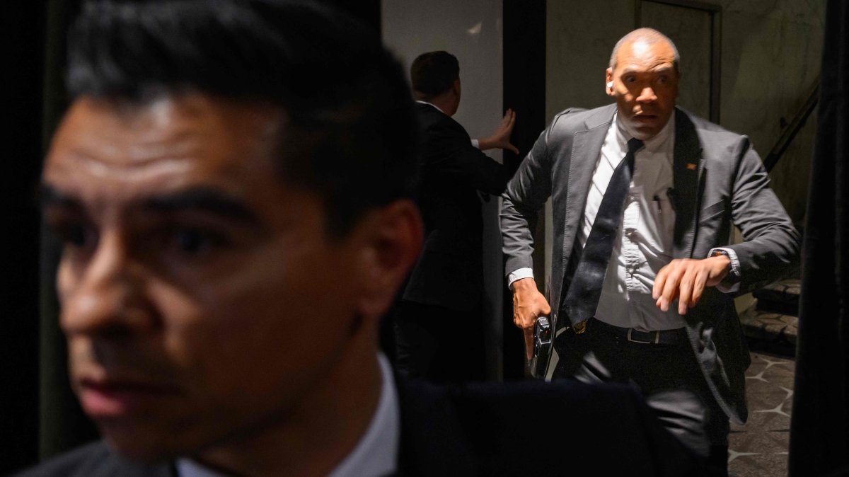 Agents draw their guns after loud bangs were heard during the White House Correspondents' dinner at the Washington Hilton in Washington, D.C., U.S., April 25, 2026. (AFP Photo)