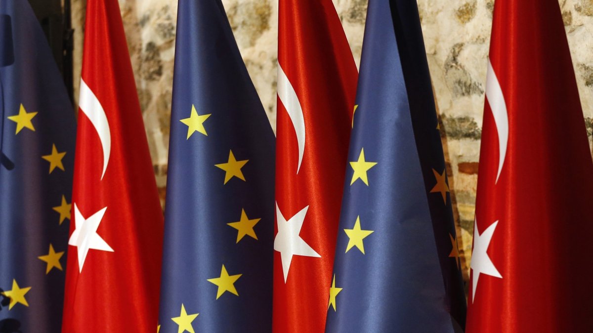 Türkiye and EU flags prior to the opening session of a high-level meeting between the EU and Türkiye, Istanbul, Türkiye, Feb. 28, 2019. (AP File Photo)