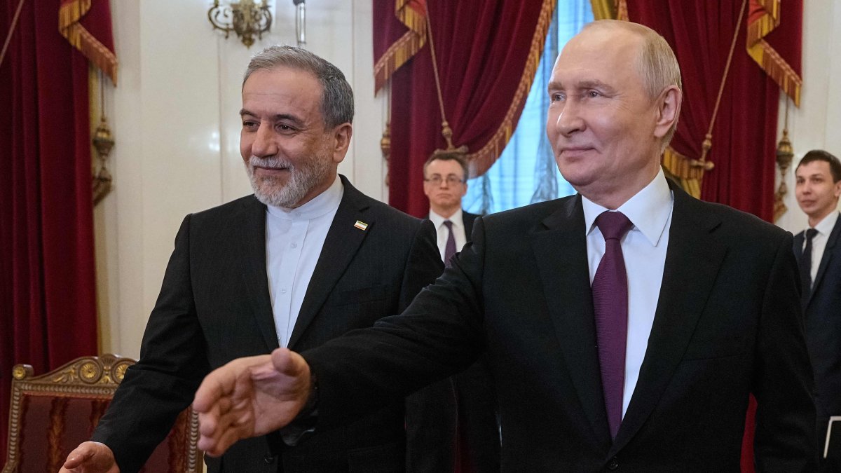 Russian President Vladimir Putin (R) and Iranian Foreign Minister Abbas Araghchi before a meeting in Saint Petersburg, Russia, April 27, 2026. (AFP Photo)
