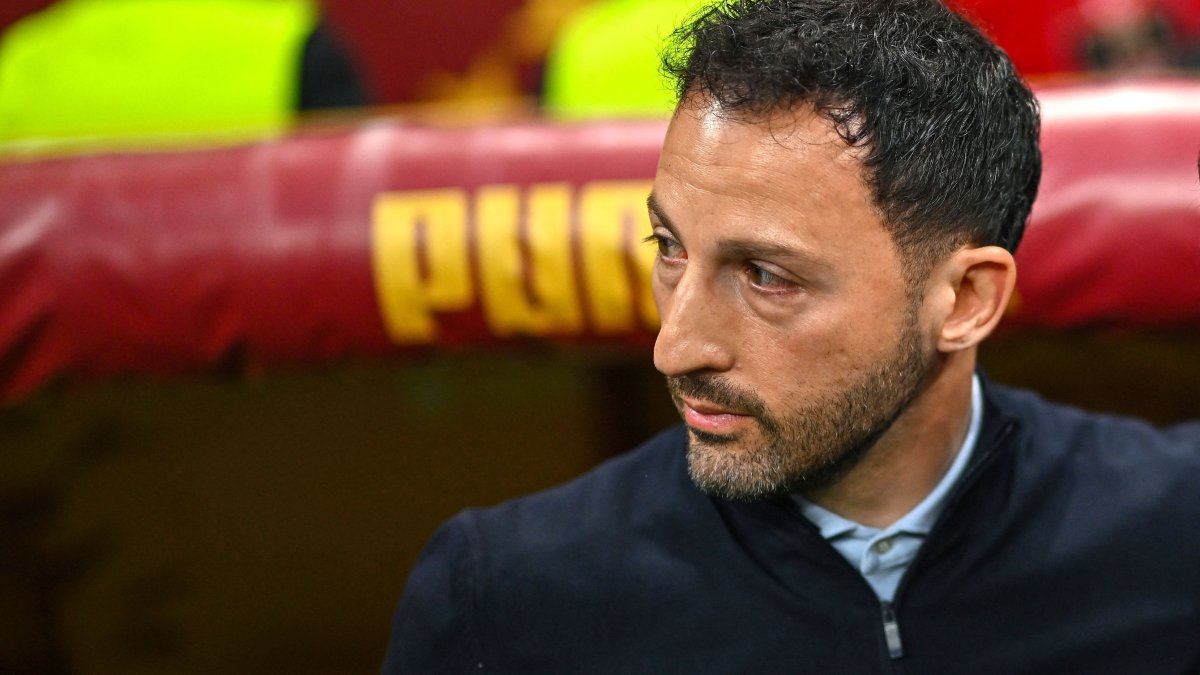 Fenerbahçe's Italian head coach Domenico Tedesco looks on from the technical area during the Turkish Super Lig football match between Fenerbahçe and Galatasaray at the Rams Park Stadium in Istanbul, Türkiye, April 26, 2026. (AFP Photo)