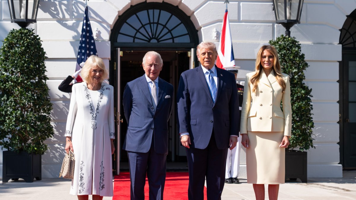 Britain's King Charles III (2-L), Queen Camilla (L), US President Donald Trump (2-R) and First Lady Melania Trump (R) pose for a picture at the White House in Washington, D.C., April 27, 2026. (EPA Photo)