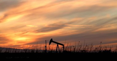  A pumpjack stands idle in the Huntington Beach oil field in Huntington Beach, California, U.S., April 23, 2026. (AFP Photo)