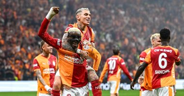 Galatasaray's Lucas Torreira (2nd L) celebrates with Victor Osimhen (L) after scoring his team's third goal during a Turkish Süper Lig match against Fenerbahçe, in Istanbul, April 26, 2026. (AFP Photo)