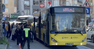 Passengers board shuttle buses amid metro disruption and long queues, Istanbul, Türkiye, April 27, 2026. (AA Photo)